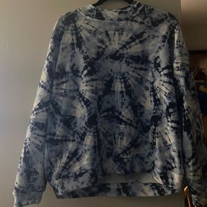 I’m selling this tie dye sweatshirt. It’s never been worn. It’s a XL